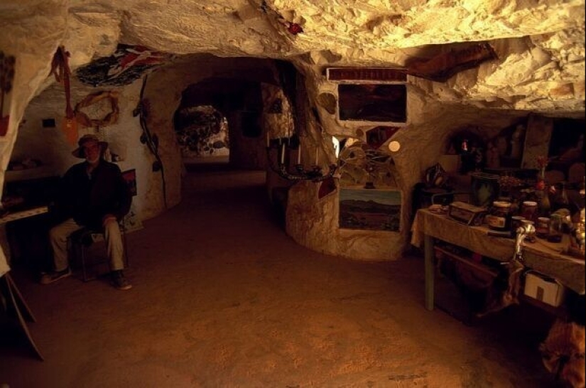 How do the inhabitants of Coober Pedy live, the city under the ground, which you definitely saw in the movies How do the inhabitants of Coober Pedy live, the city under the ground, which you definitely saw in the movies