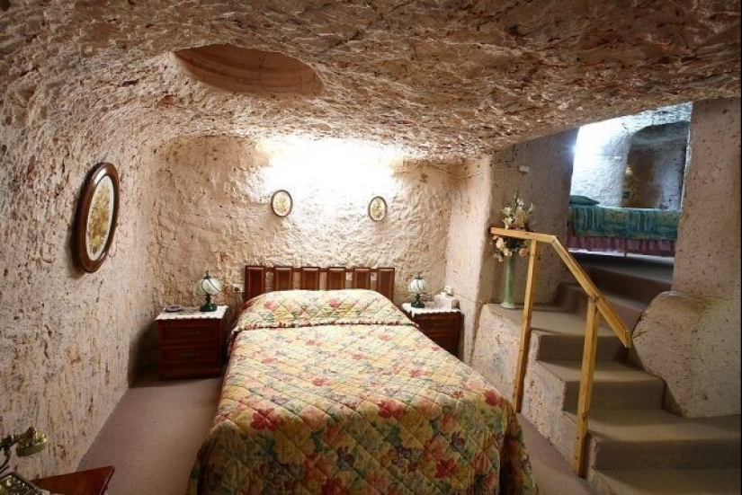 How do the inhabitants of Coober Pedy live, the city under the ground, which you definitely saw in the movies How do the inhabitants of Coober Pedy live, the city under the ground, which you definitely saw in the movies