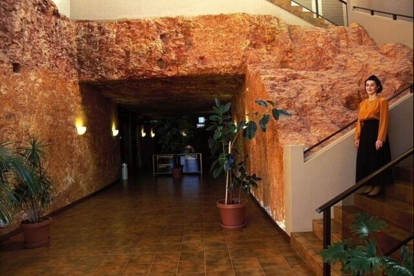 How do the inhabitants of Coober Pedy live, the city under the ground, which you definitely saw in the movies How do the inhabitants of Coober Pedy live, the city under the ground, which you definitely saw in the movies