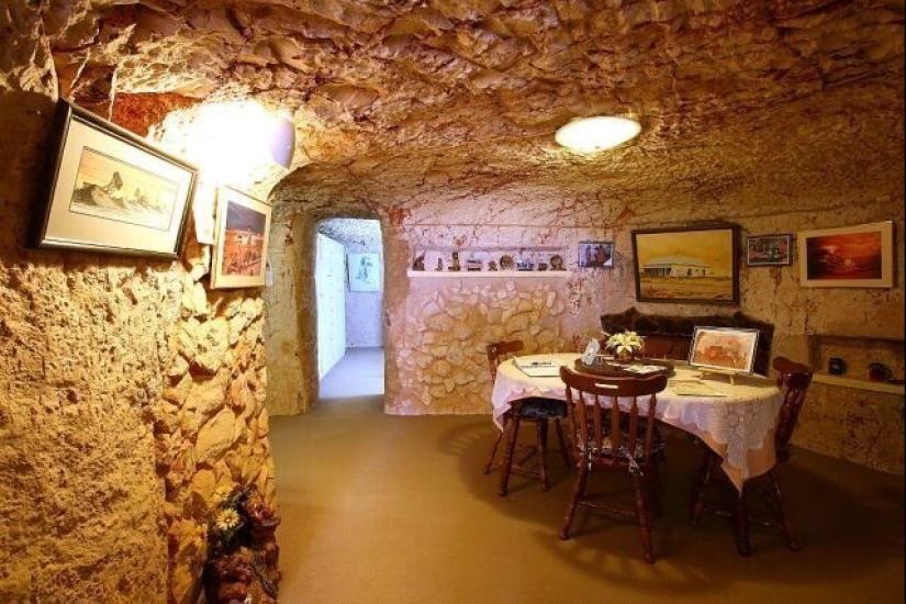 How do the inhabitants of Coober Pedy live, the city under the ground, which you definitely saw in the movies How do the inhabitants of Coober Pedy live, the city under the ground, which you definitely saw in the movies