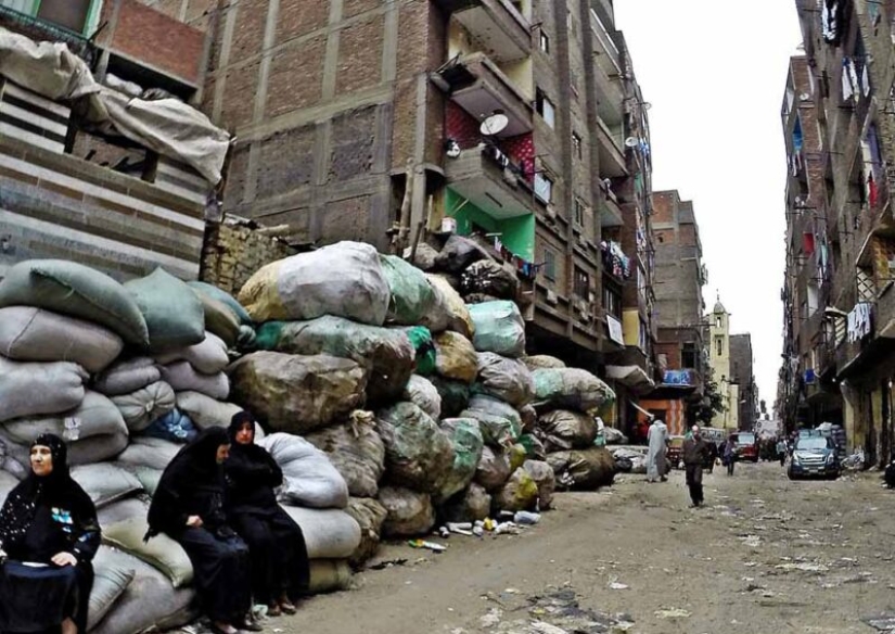 How does the Cairo "empire of scavengers" live, dictating its will to the Egyptian authorities
