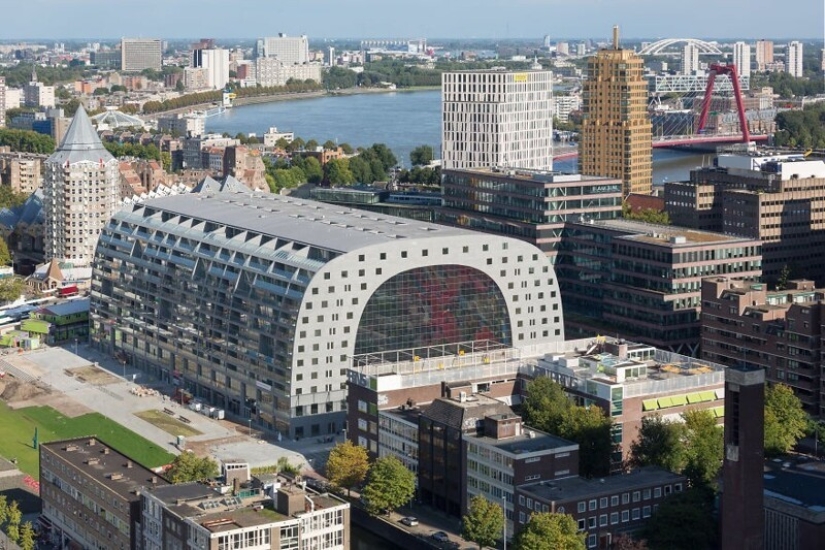 How does the digital mural at the incredible futuristic building market Rotterdam