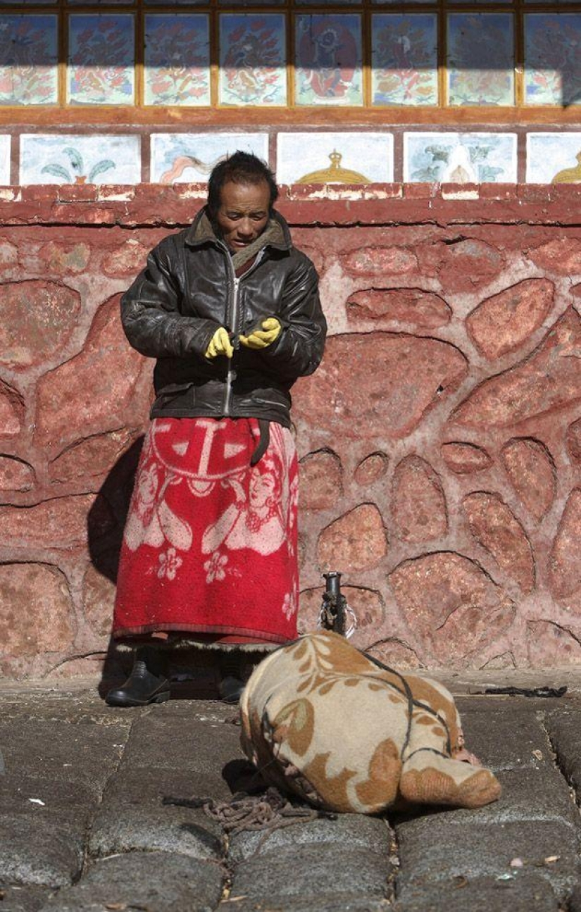 How does the "heavenly burial" take place in Tibet