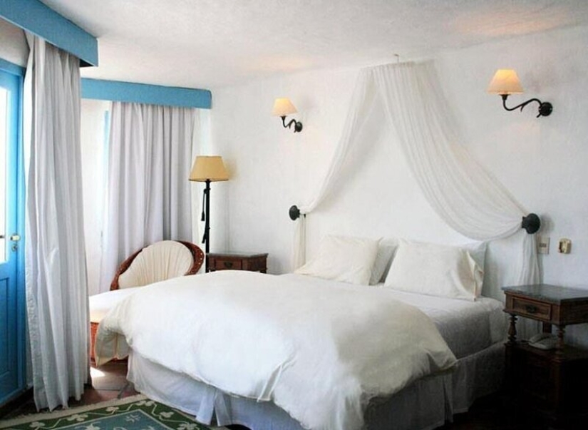 How does the hotel-the sculpture, which was built 36 years