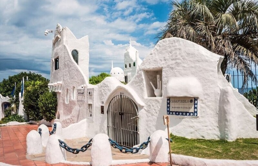 How does the hotel-the sculpture, which was built 36 years