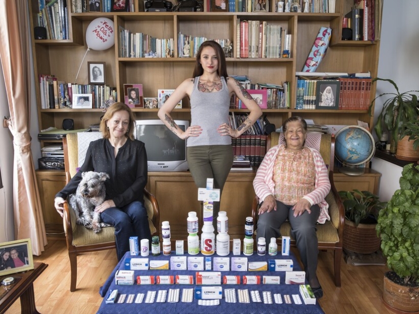 How people in different countries are treated: a travel photographer showed home first aid kits