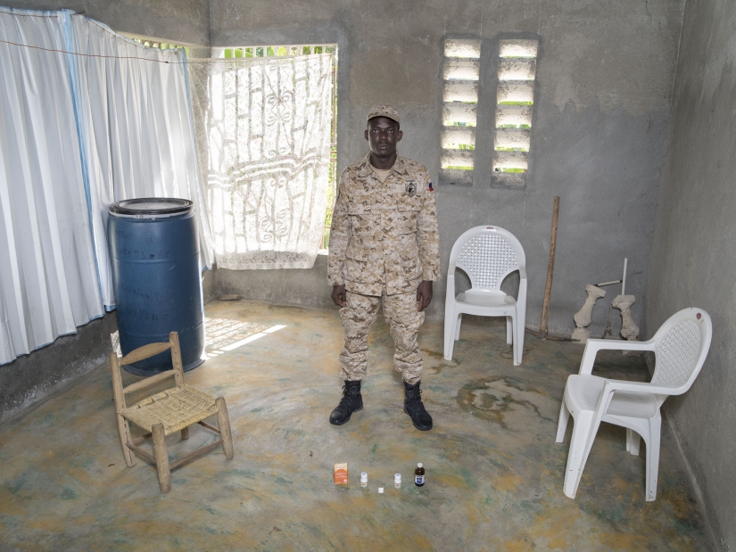 How people in different countries are treated: a travel photographer showed home first aid kits