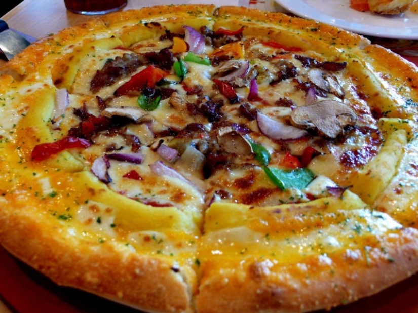 How pizza is served in different countries of the world How pizza is served in different countries of the world
