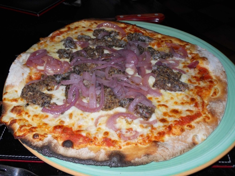 How pizza is served in different countries of the world How pizza is served in different countries of the world