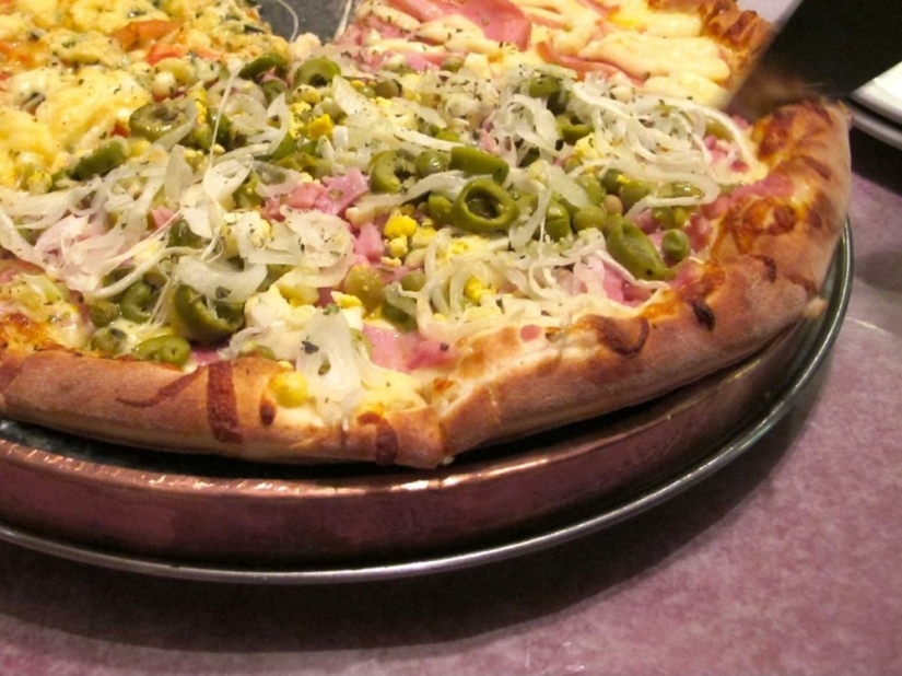 How pizza is served in different countries of the world How pizza is served in different countries of the world