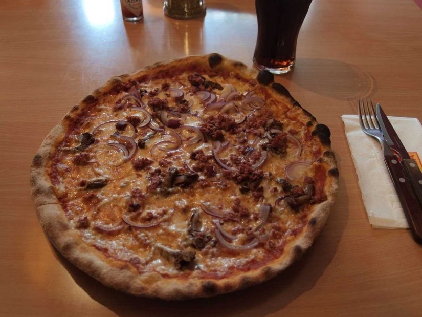 How pizza is served in different countries of the world How pizza is served in different countries of the world