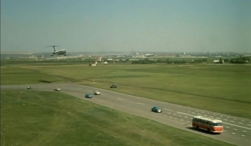 How the most dangerous stunt with a plane landing on a highway was filmed in "The Incredible Adventures of Italians in Russia" How the most dangerous stunt with a plane landing on a highway was filmed in "The Incredible Adventures of Italians in Russia"