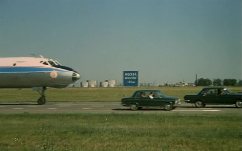 How the most dangerous stunt with a plane landing on a highway was filmed in "The Incredible Adventures of Italians in Russia" How the most dangerous stunt with a plane landing on a highway was filmed in "The Incredible Adventures of Italians in Russia"