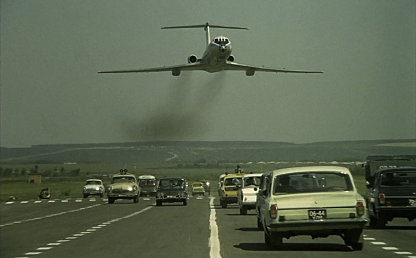How the most dangerous stunt with a plane landing on a highway was filmed in "The Incredible Adventures of Italians in Russia" How the most dangerous stunt with a plane landing on a highway was filmed in "The Incredible Adventures of Italians in Russia"