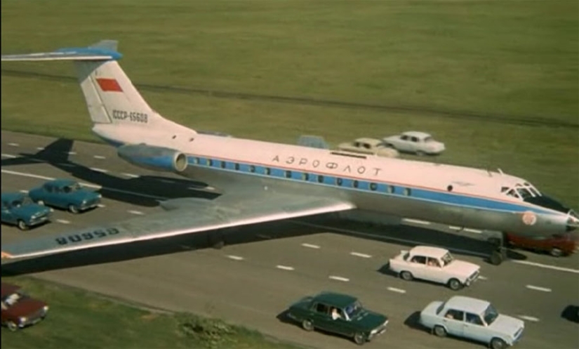 How the most dangerous stunt with a plane landing on a highway was filmed in "The Incredible Adventures of Italians in Russia" How the most dangerous stunt with a plane landing on a highway was filmed in "The Incredible Adventures of Italians in Russia"