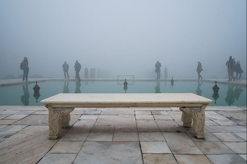How to look like famous tourist places, if you turn the camera the other way