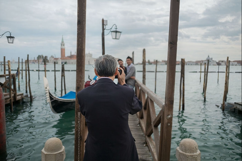 How to look like famous tourist places, if you turn the camera the other way