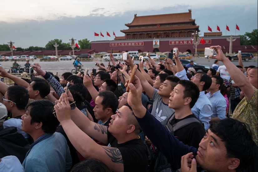 How to look like famous tourist places, if you turn the camera the other way
