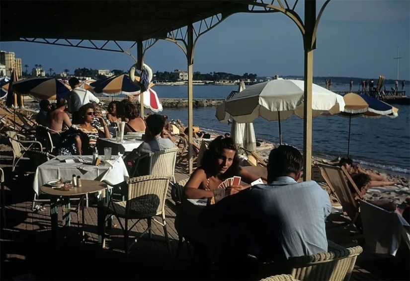 How to relax on the beach in Cannes — amazing color photos of 1948