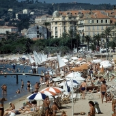 How to relax on the beach in Cannes — amazing color photos of 1948 How to relax on the beach in Cannes — amazing color photos of 1948