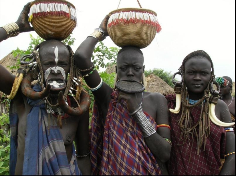 How women adorn themselves in different countries