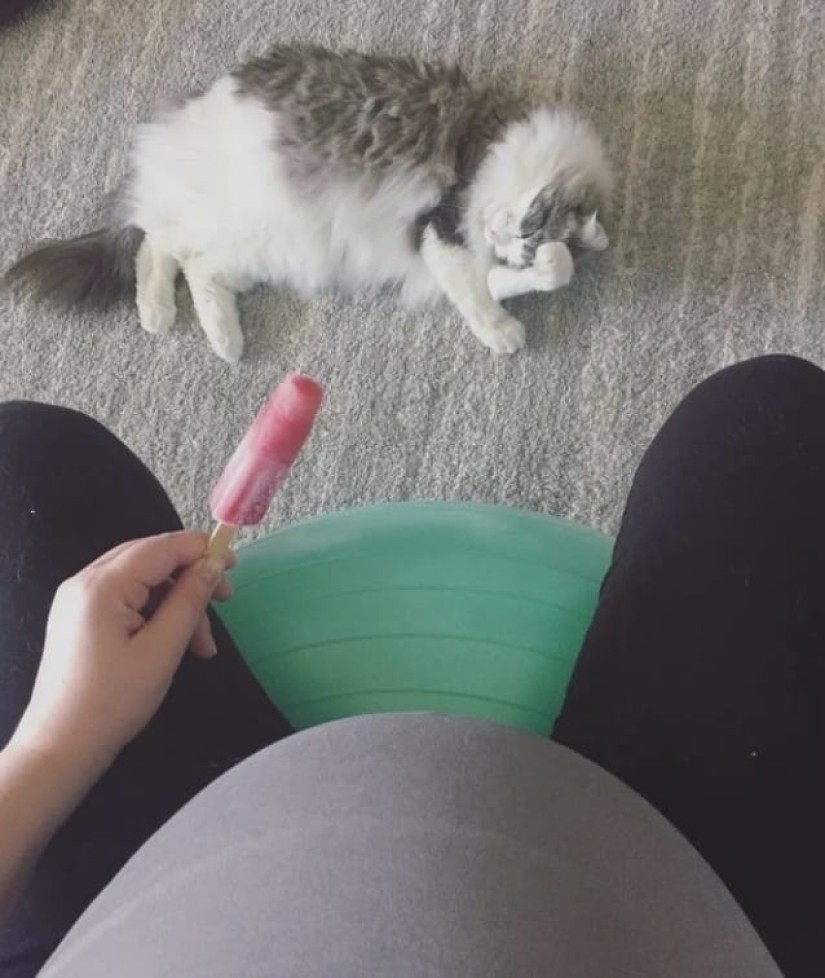 Huge legs, huge belly, huge everything: 22 photos about the reality of pregnant women