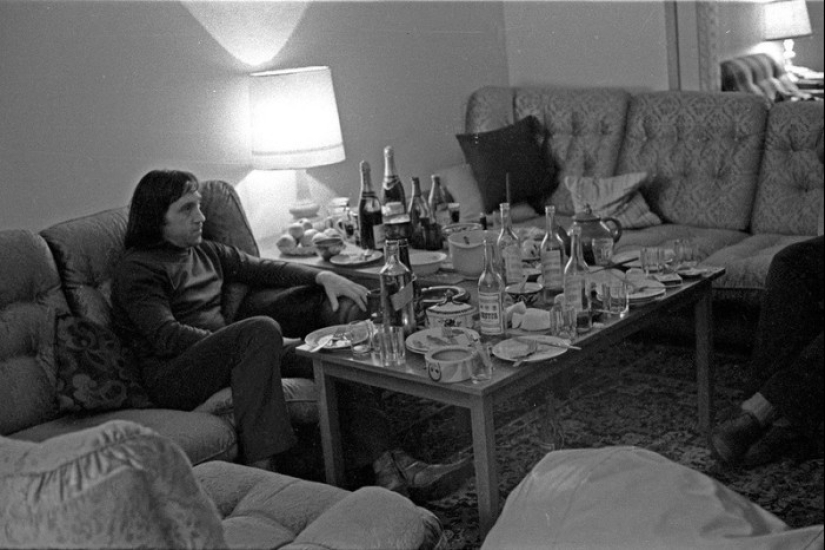 "I demand the continuation of the banquet": rare photos of Soviet celebrities during feasts