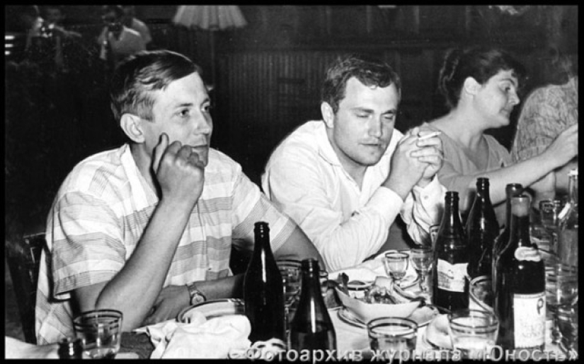 "I demand the continuation of the banquet": rare photos of Soviet celebrities during feasts