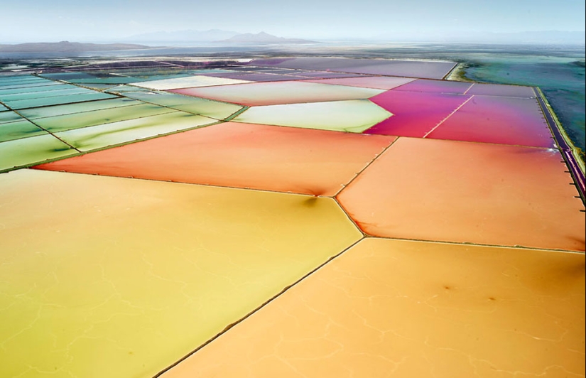 Imágenes de salinas desde una altura, difuminando los límites entre la fotografía y la pintura Imágenes de salinas desde una altura, difuminando los límites entre la fotografía y la pintura