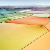 Imágenes de salinas desde una altura, difuminando los límites entre la fotografía y la pintura Imágenes de salinas desde una altura, difuminando los límites entre la fotografía y la pintura