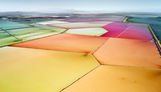 Imágenes de salinas desde una altura, difuminando los límites entre la fotografía y la pintura Imágenes de salinas desde una altura, difuminando los límites entre la fotografía y la pintura