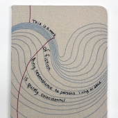 Impresionante tela bordada que imita libros y cuadernos, por Candace Hicks Impresionante tela bordada que imita libros y cuadernos, por Candace Hicks