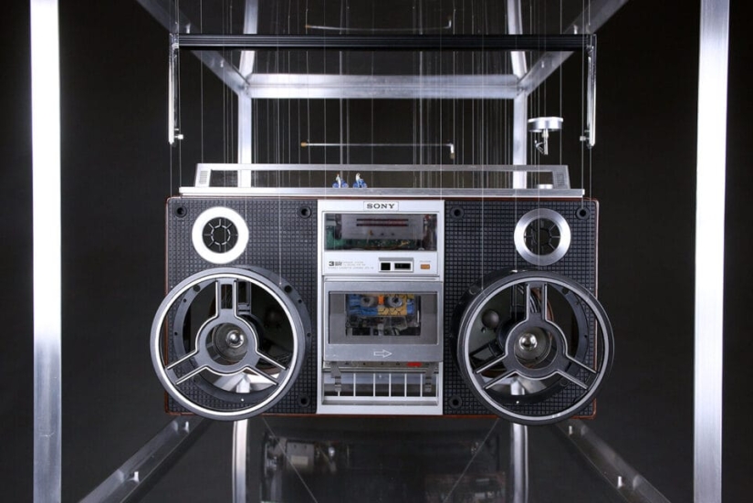 Increíbles 'circuitos explotados' de mecanismos del artista John Peralta