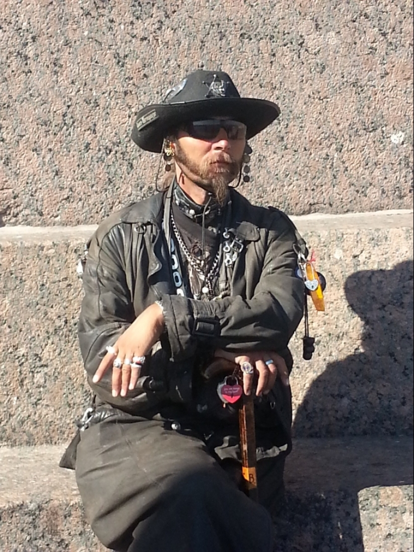 Intelligent madness, or the Strange fashion of the St. Petersburg streets