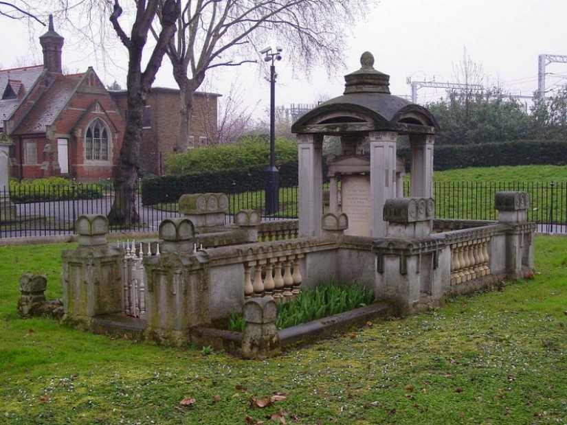 Intimate conversation: the famous red telephone box copied from the tombstones Intimate conversation: the famous red telephone box copied from the tombstones