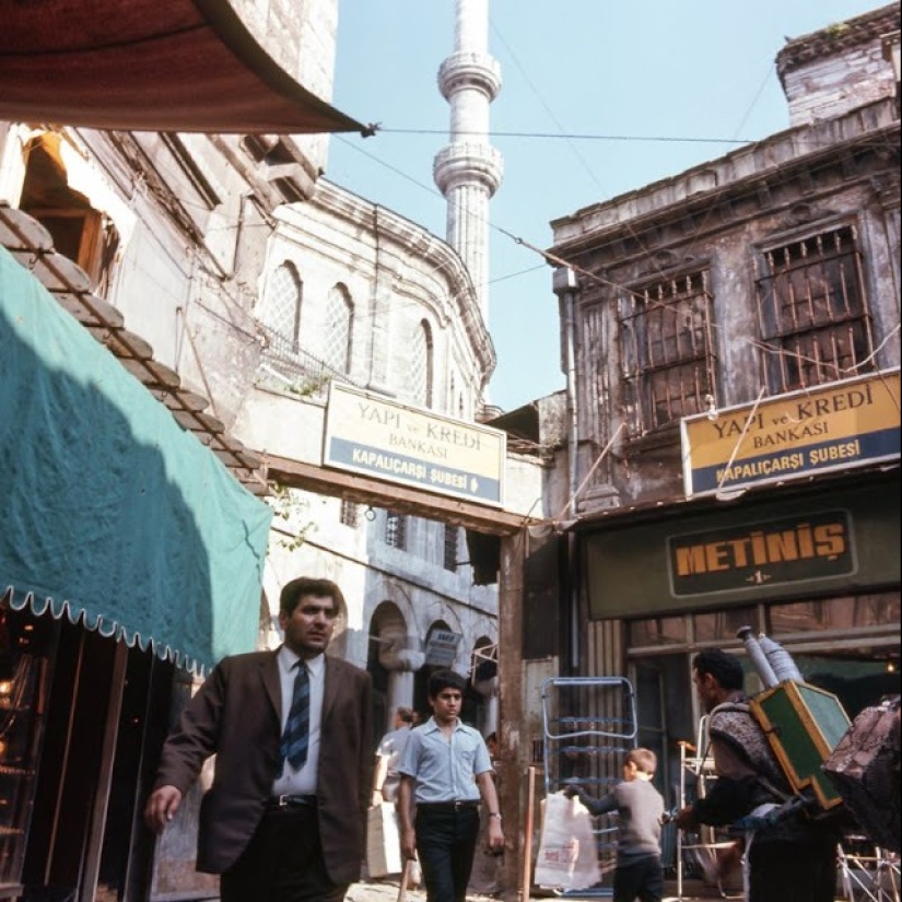 Istanbul-the City of Contrasts: 30 color images of street life in the 70s
