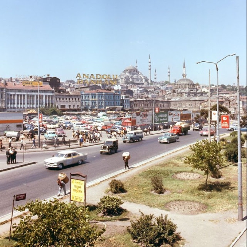 Istanbul-the City of Contrasts: 30 color images of street life in the 70s