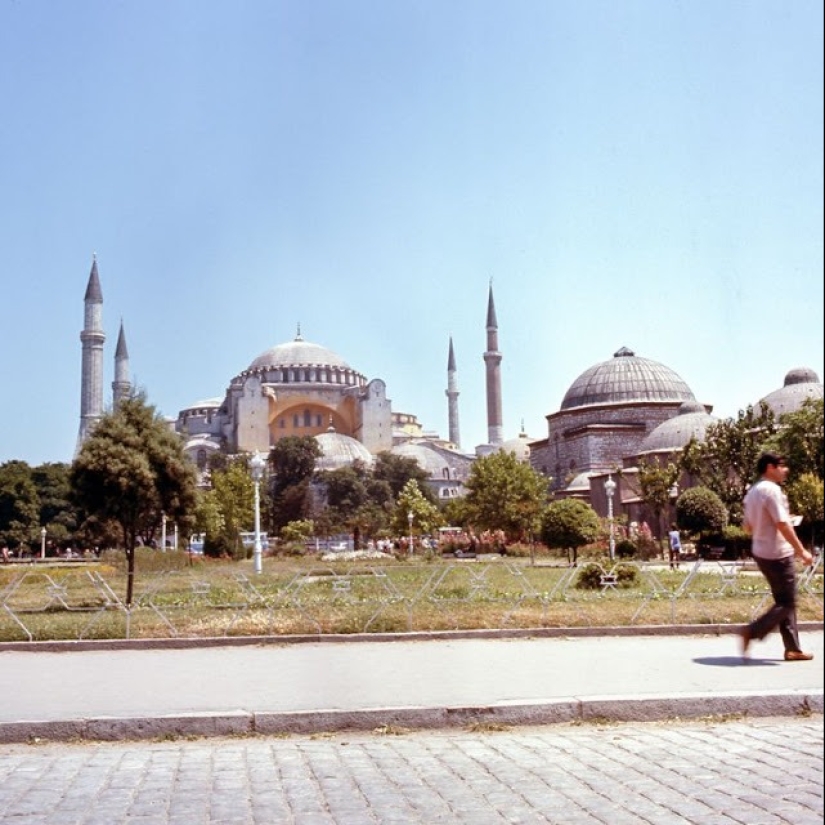 Istanbul-the City of Contrasts: 30 color images of street life in the 70s