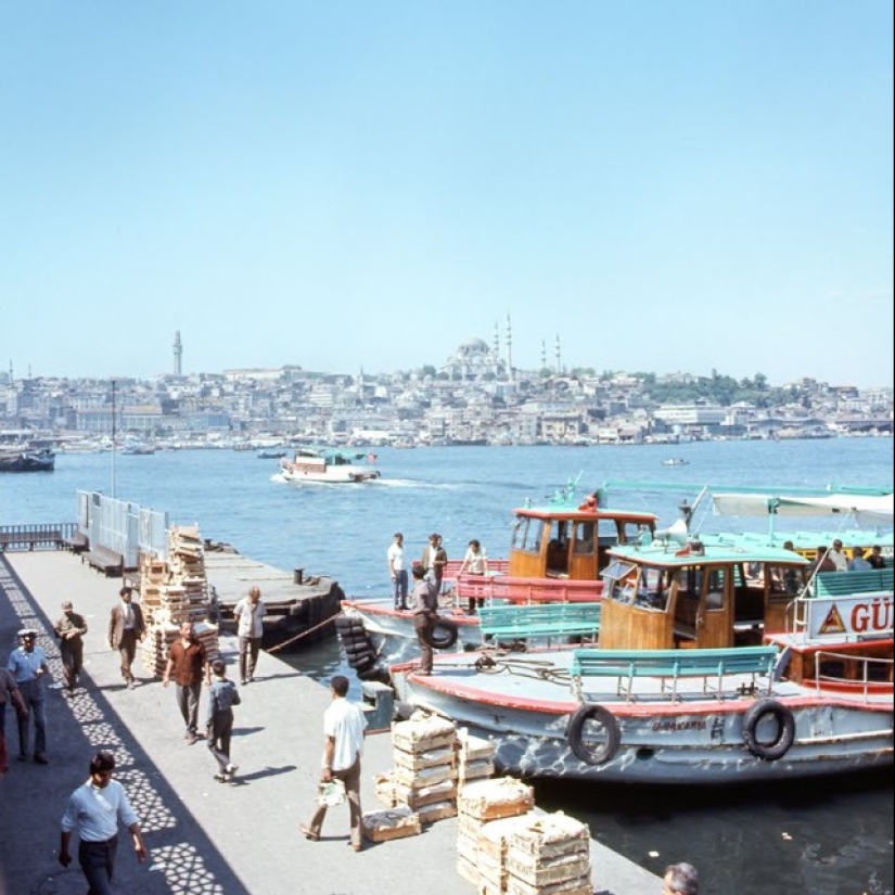 Istanbul-the City of Contrasts: 30 color images of street life in the 70s