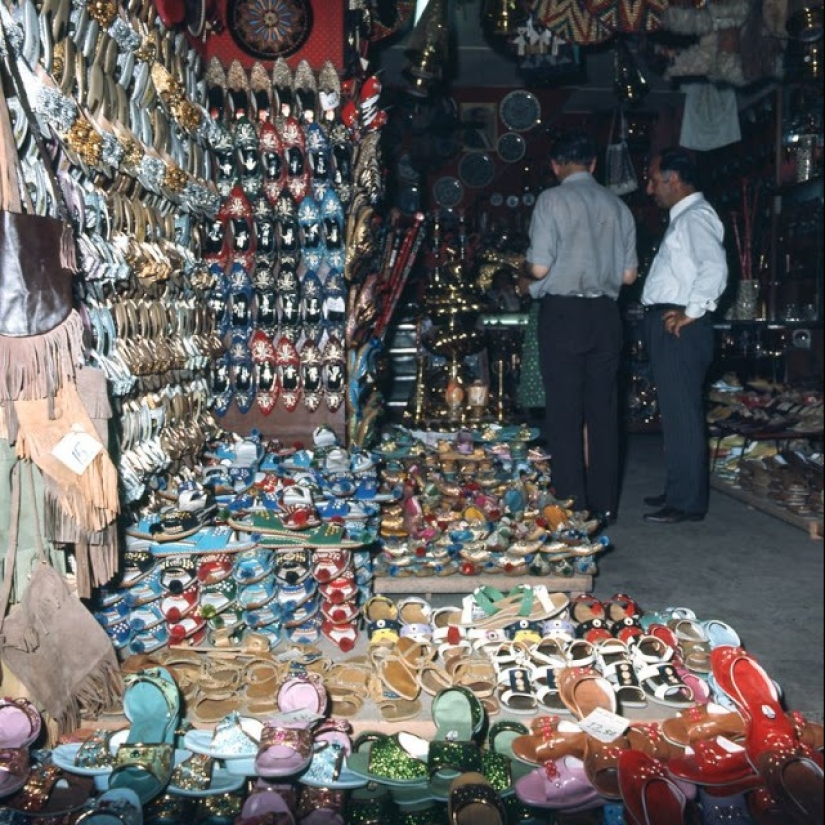 Istanbul-the City of Contrasts: 30 color images of street life in the 70s