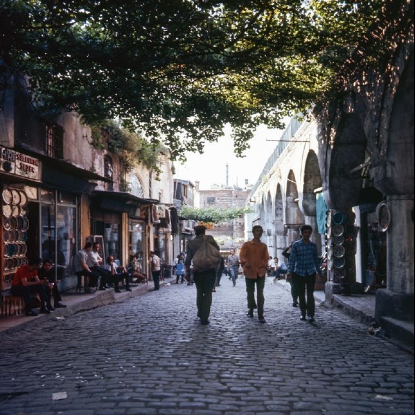 Istanbul-the City of Contrasts: 30 color images of street life in the 70s