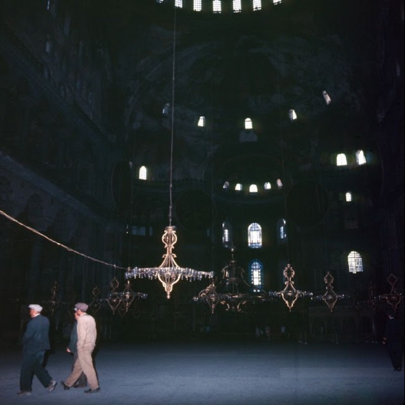 Istanbul-the City of Contrasts: 30 color images of street life in the 70s