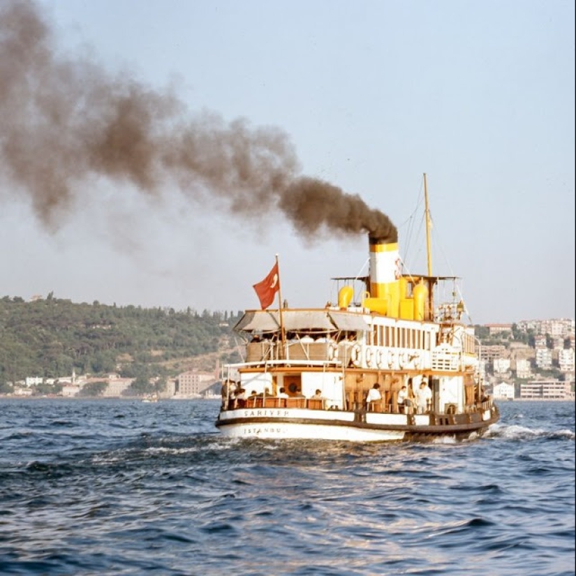 Istanbul-the City of Contrasts: 30 color images of street life in the 70s