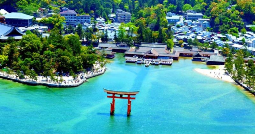 Itsukushima is a sacred island where it is forbidden to be born and die Itsukushima is a sacred island where it is forbidden to be born and die