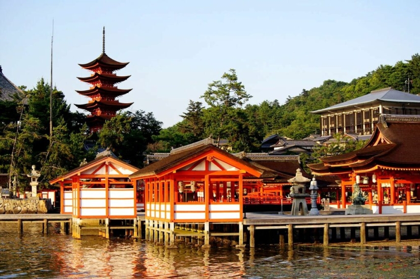 Itsukushima is a sacred island where it is forbidden to be born and die Itsukushima is a sacred island where it is forbidden to be born and die