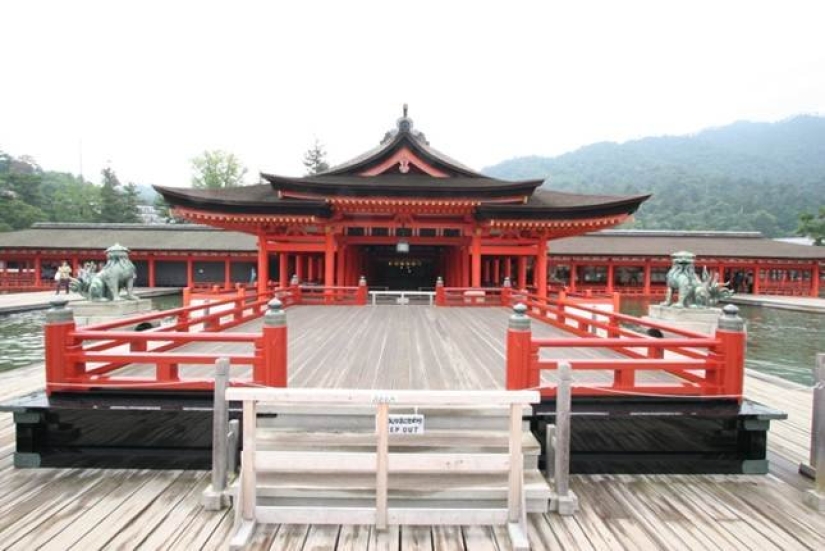 Itsukushima is a sacred island where it is forbidden to be born and die Itsukushima is a sacred island where it is forbidden to be born and die