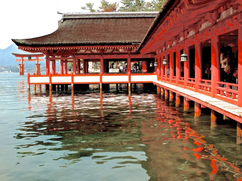 Itsukushima is a sacred island where it is forbidden to be born and die Itsukushima is a sacred island where it is forbidden to be born and die