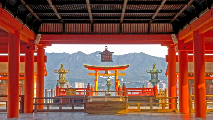 Itsukushima is a sacred island where it is forbidden to be born and die Itsukushima is a sacred island where it is forbidden to be born and die