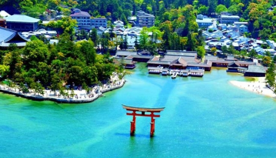 Itsukushima is a sacred island where it is forbidden to be born and die Itsukushima is a sacred island where it is forbidden to be born and die