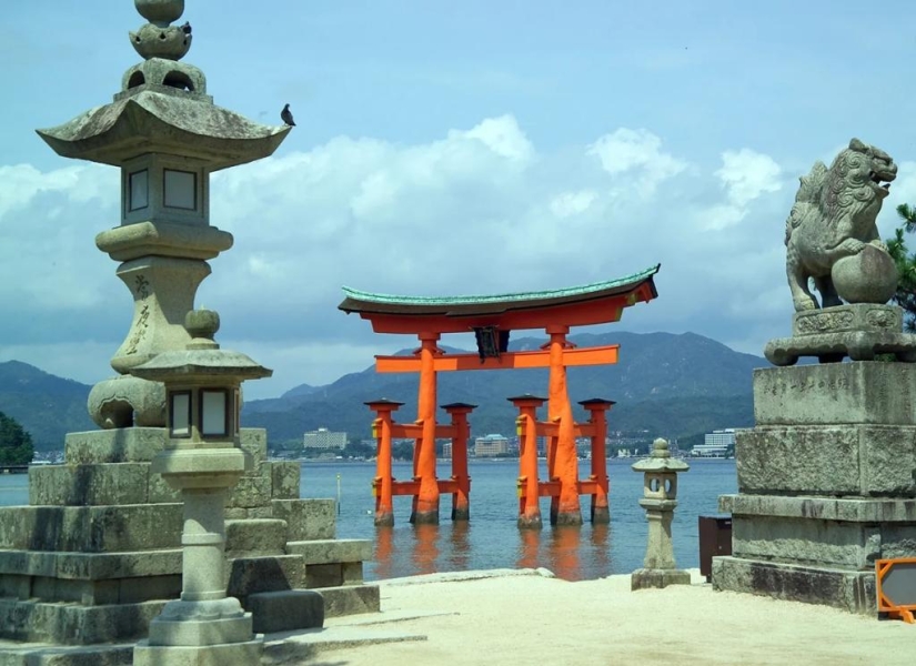 Itsukushima is a sacred island where it is forbidden to be born and die Itsukushima is a sacred island where it is forbidden to be born and die